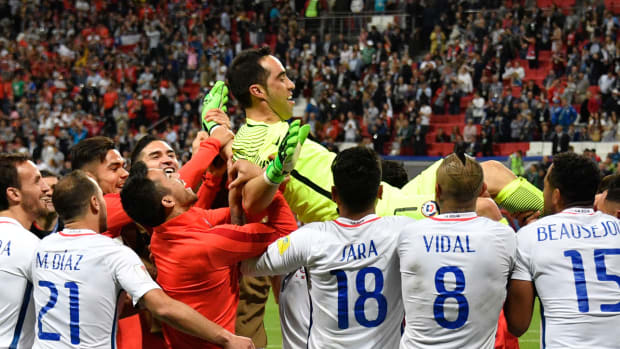 claudio-bravo-celebration-chile-portugal.jpg